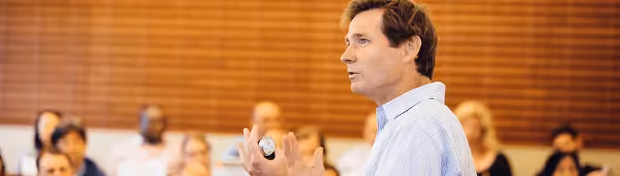 Steven Callander｜斯坦福商学院政治经济学教授。官方公开教学资料图，非本文所述 SEP 班次的现场记录。